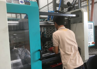 Efisiensi Energi Plastic Injection Molding Machine Untuk Plastic Case 800mm Table Height